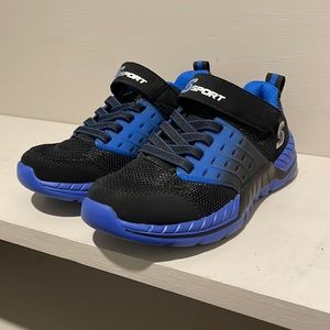 Boys sketchers tennis shoes size 1